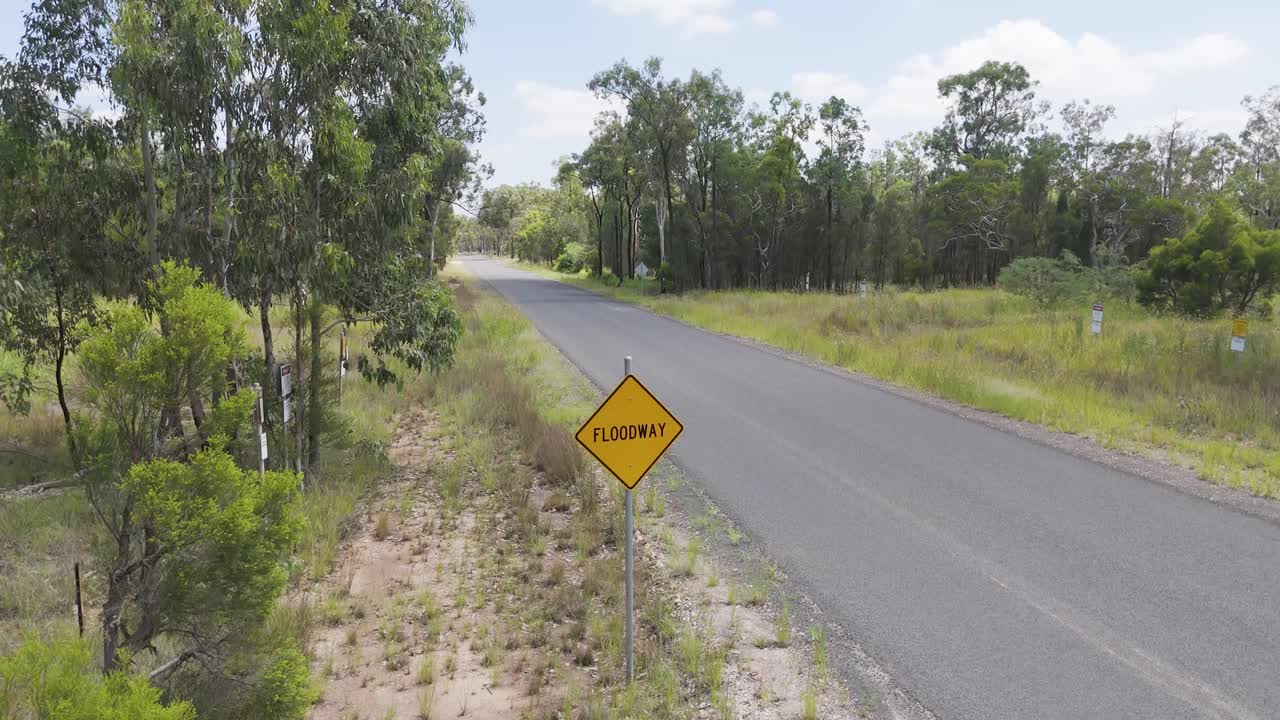 숲 속 의 도로  의 홍수 경보