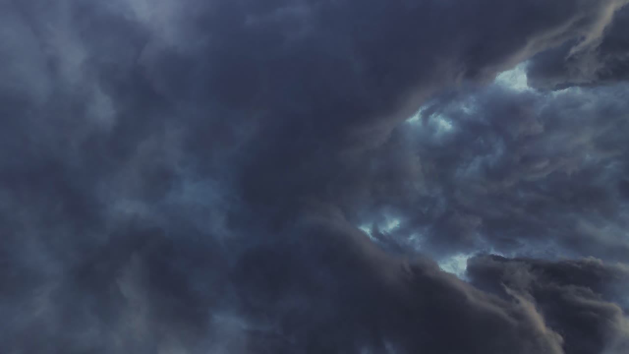비가 오기 전에 움직이는 어두운 적란운 내부의 4k 뇌우