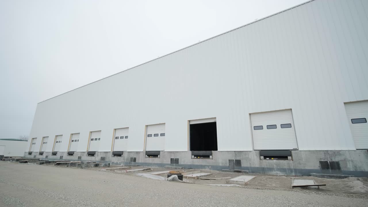 Edificio di un grande impianto industriale, hangar