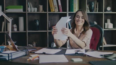 mujer de negocios feliz sonriendo en la oficina. mujer exitosa disfrutando del trabajo