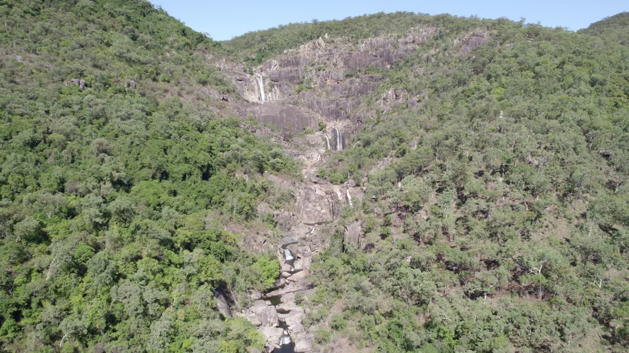jourama cae durante el verano en el parque nacional paluma range, norte de queensland, australia - toma aérea