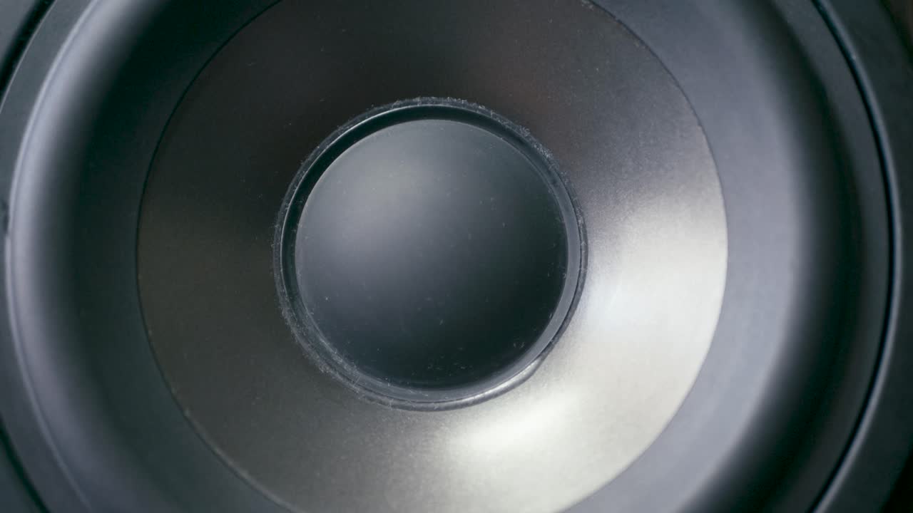 el cono del altavoz entra y sale bombeando desde el sonido del bajo