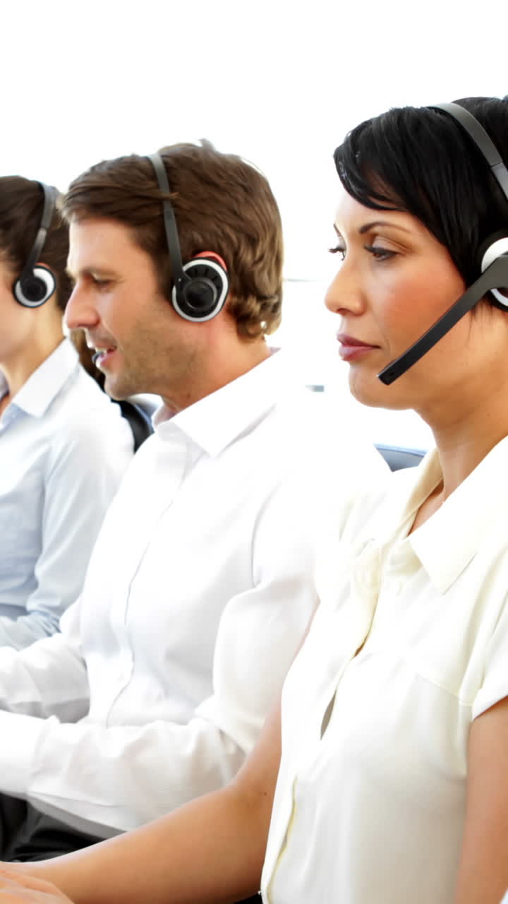 agentes de servicio al cliente sonrientes trabajando