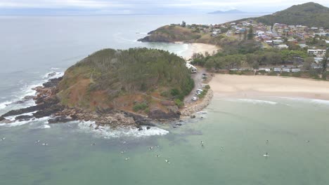 Gente-Surfeando-Cerca-Del-Promontorio-De-Scotts-Head-En-Nueva-Gales-Del-Sur,-Australia