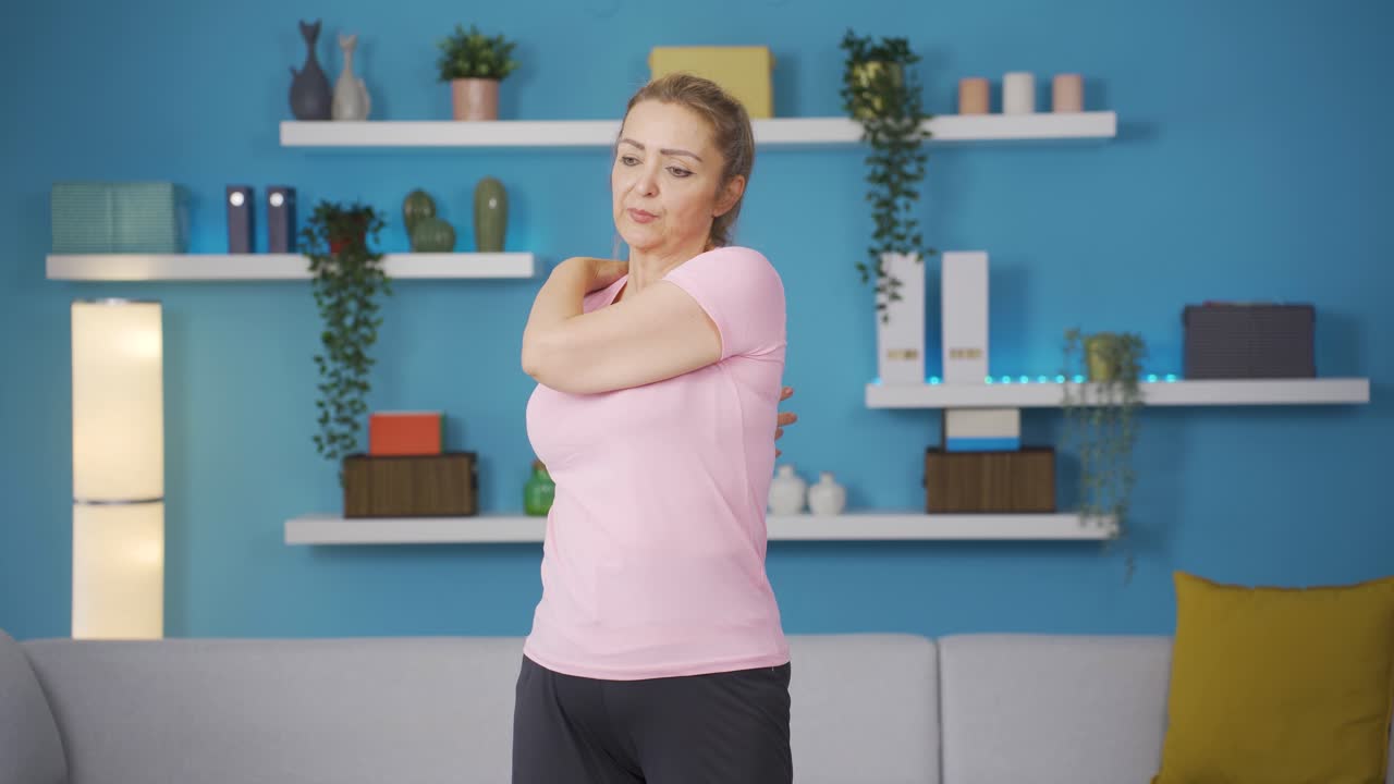 팔 운동을 하는 여성. 집에서 웰빙, 피트니스.