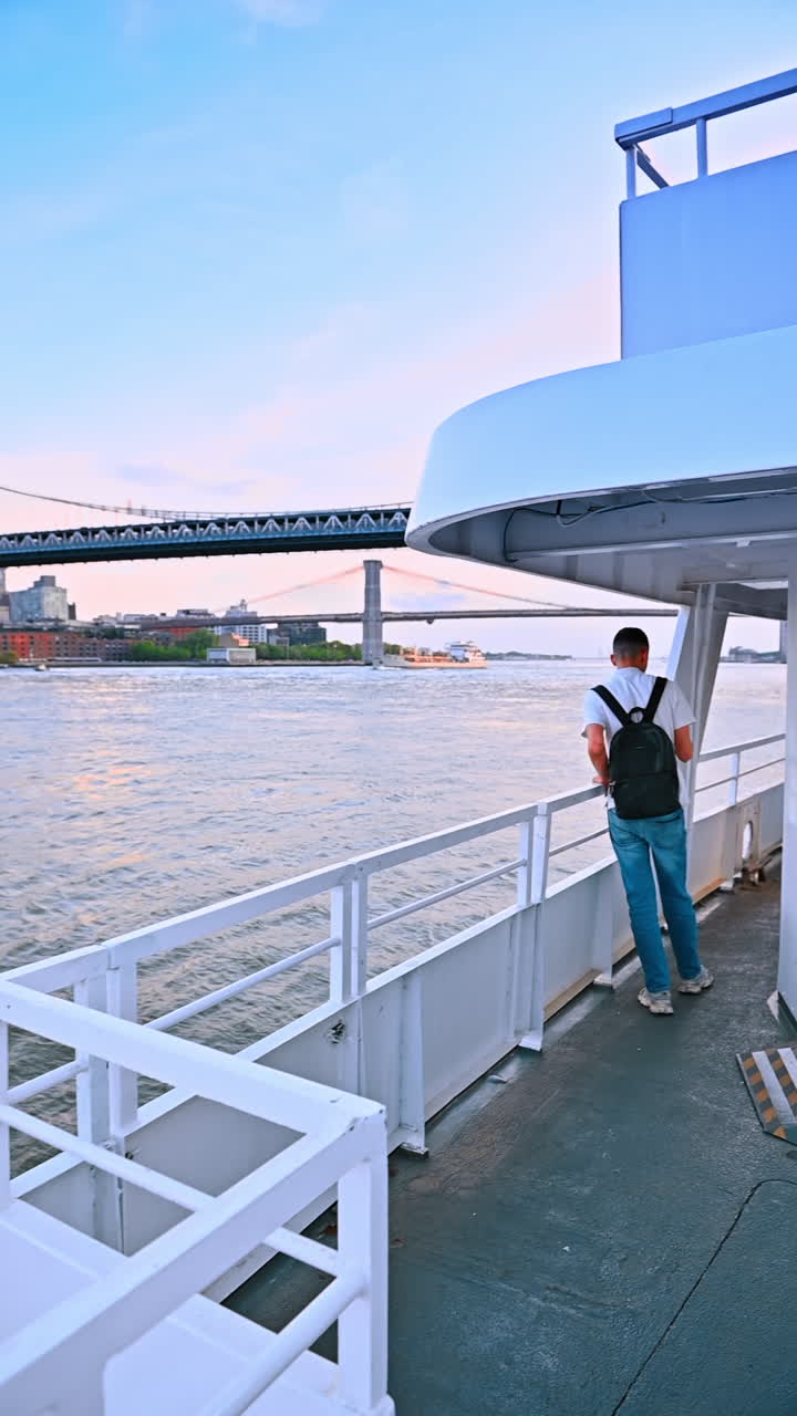 Blick auf die Manhattan Bridge vom Boot auf dem East River. Perspektive von einem Boot, das sich der Manhattan Bridge über den East River nähert.