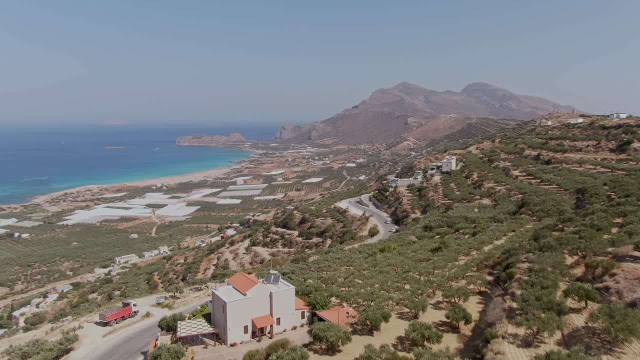 camino con vista mágica a la playa de falasarna en la isla de creta, vista aérea de drones