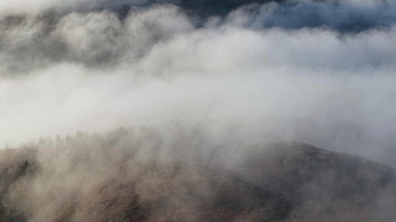 아일랜드 오메아스 (omeath) 와 칼링포드 (carlingford) 근처의 던달크 (dundalk) 카운티의 산 위에서 해가 뜨는 구름.