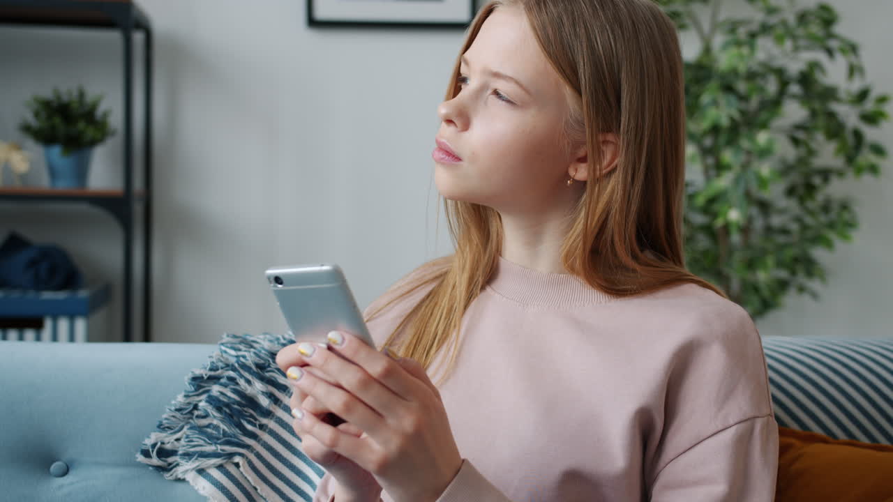 подростковая девушка с смартфоном