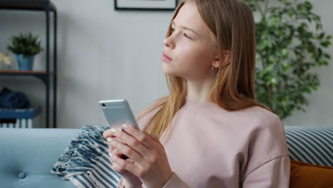 una adolescente usando un teléfono inteligente
