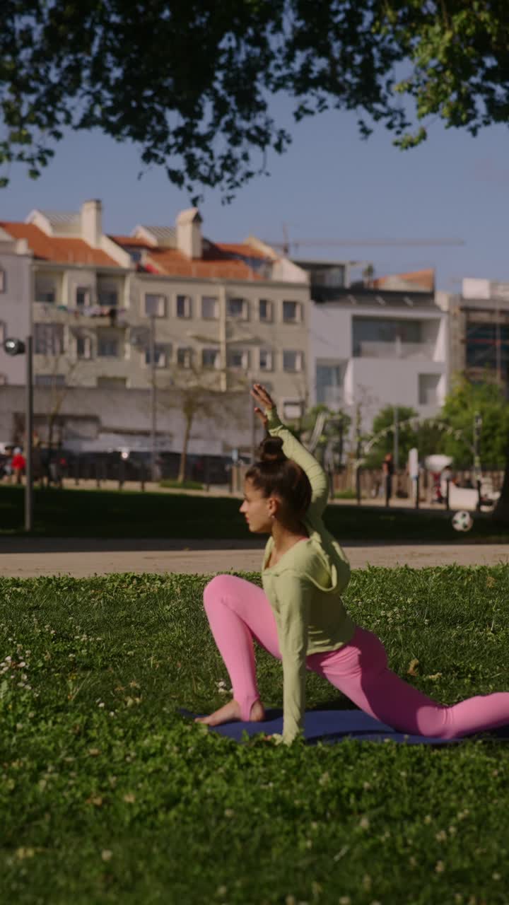 una mujer joven practicando yoga en un parque.