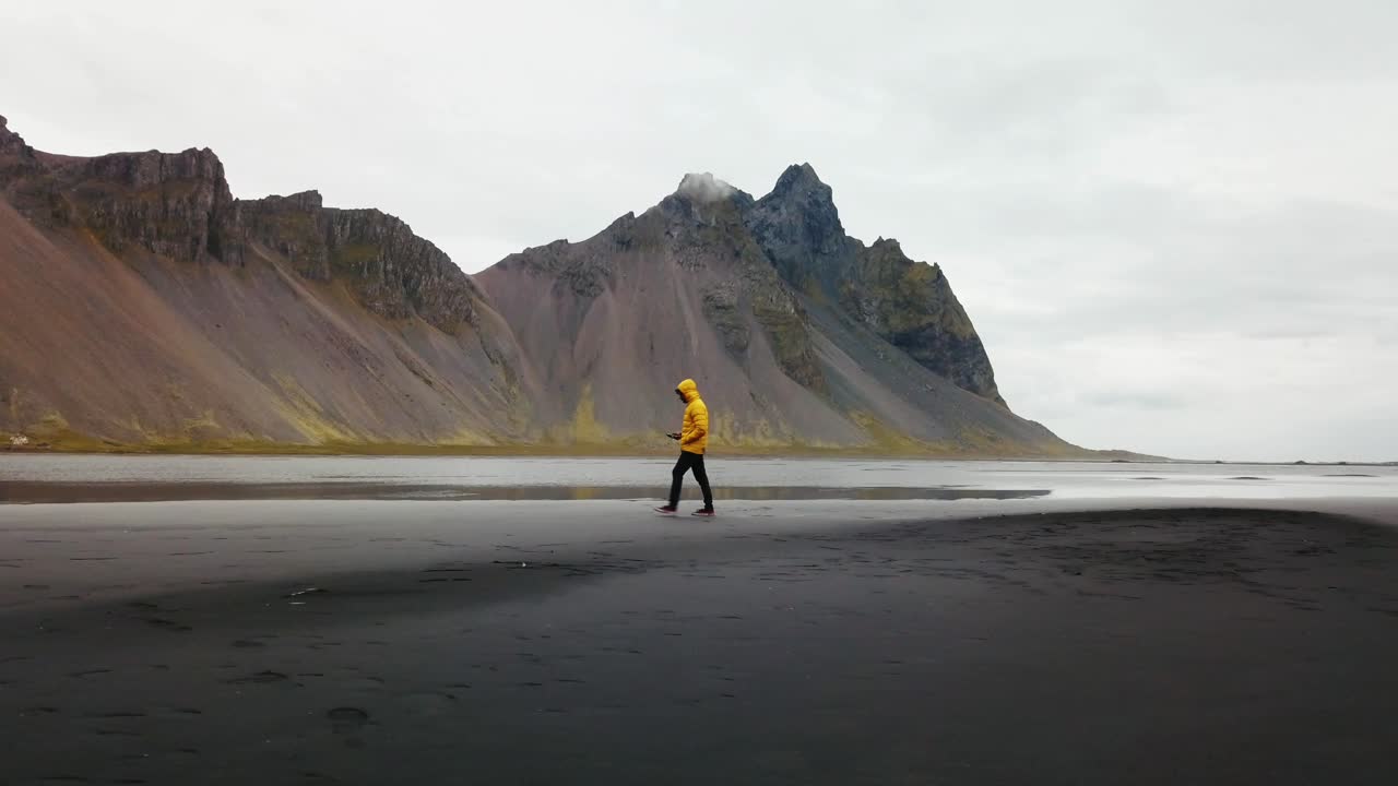 un joven con una chaqueta amarilla en hofn