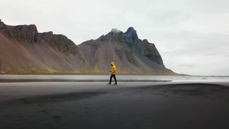 a young man wearing a yellow jacket in hofn