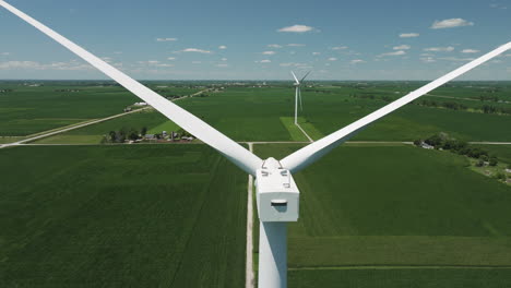 Turbinas-Eólicas-Sobre-Campos-Verdes-En-El-Campo-De-Iowa,-Estados-Unidos.