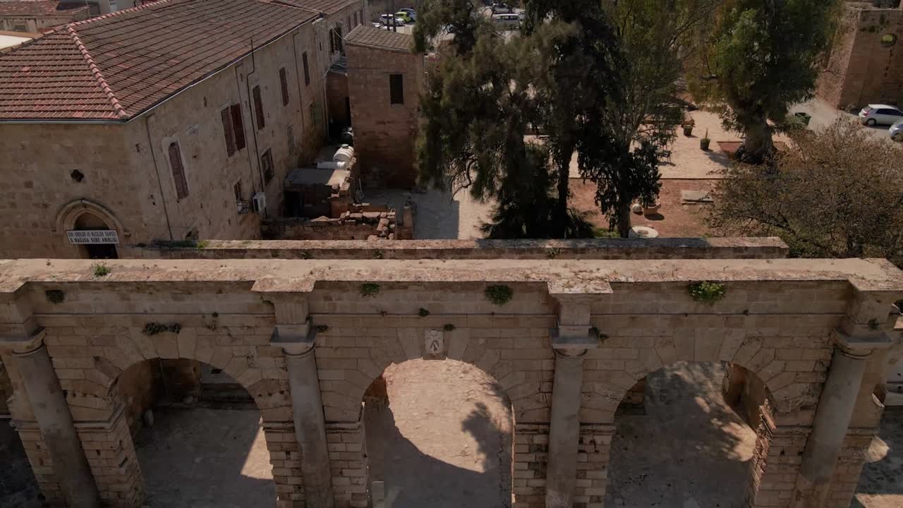 aerial 4k famagusta ciudad amurallada, ciudad antigua y paisajes de varosha en el norte de chipre