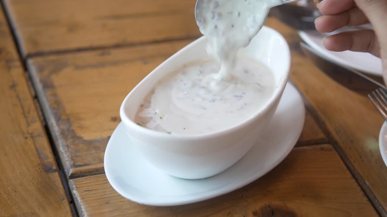 кремовый грибной суп подается