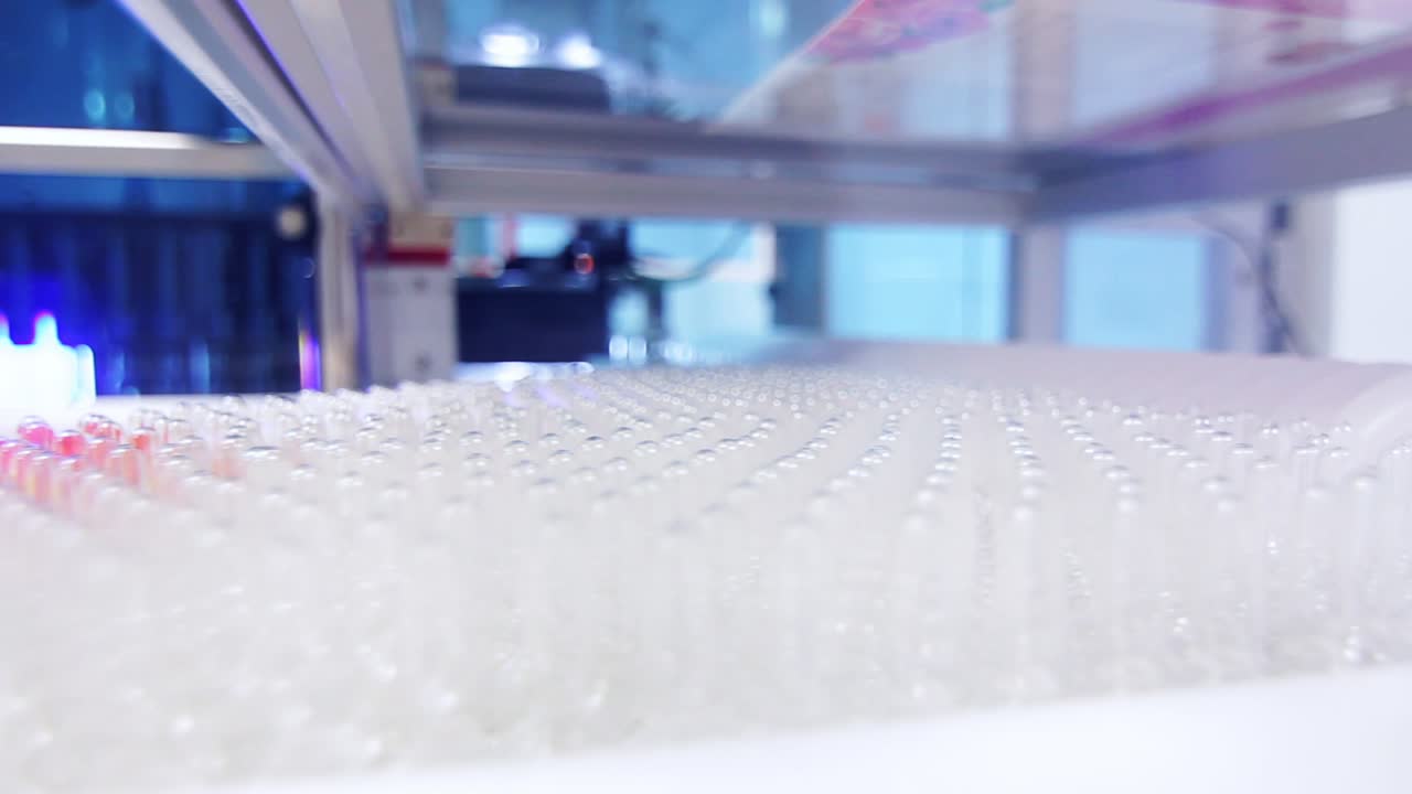 생산 라인에 있는 여러 개의 의료 병. 의약품 제조 프로세스