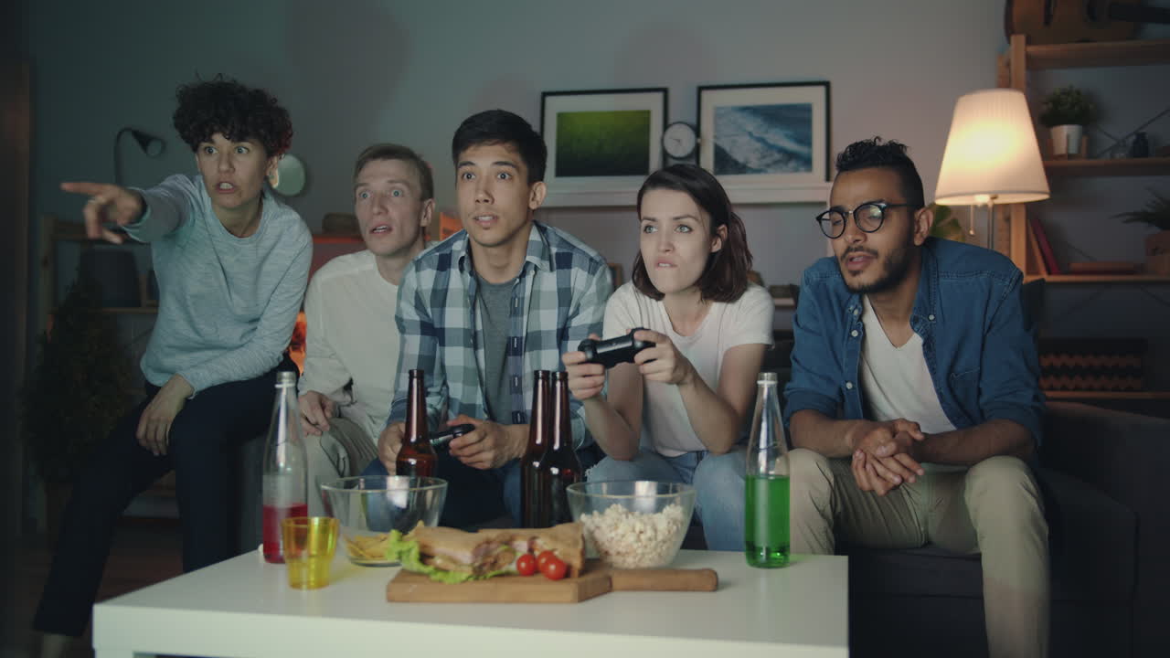 amigos jugando videojuegos en casa
