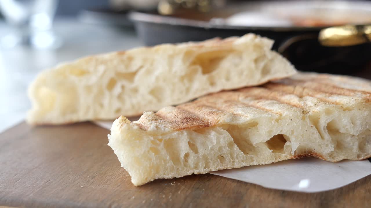 Fette di pane grigliato