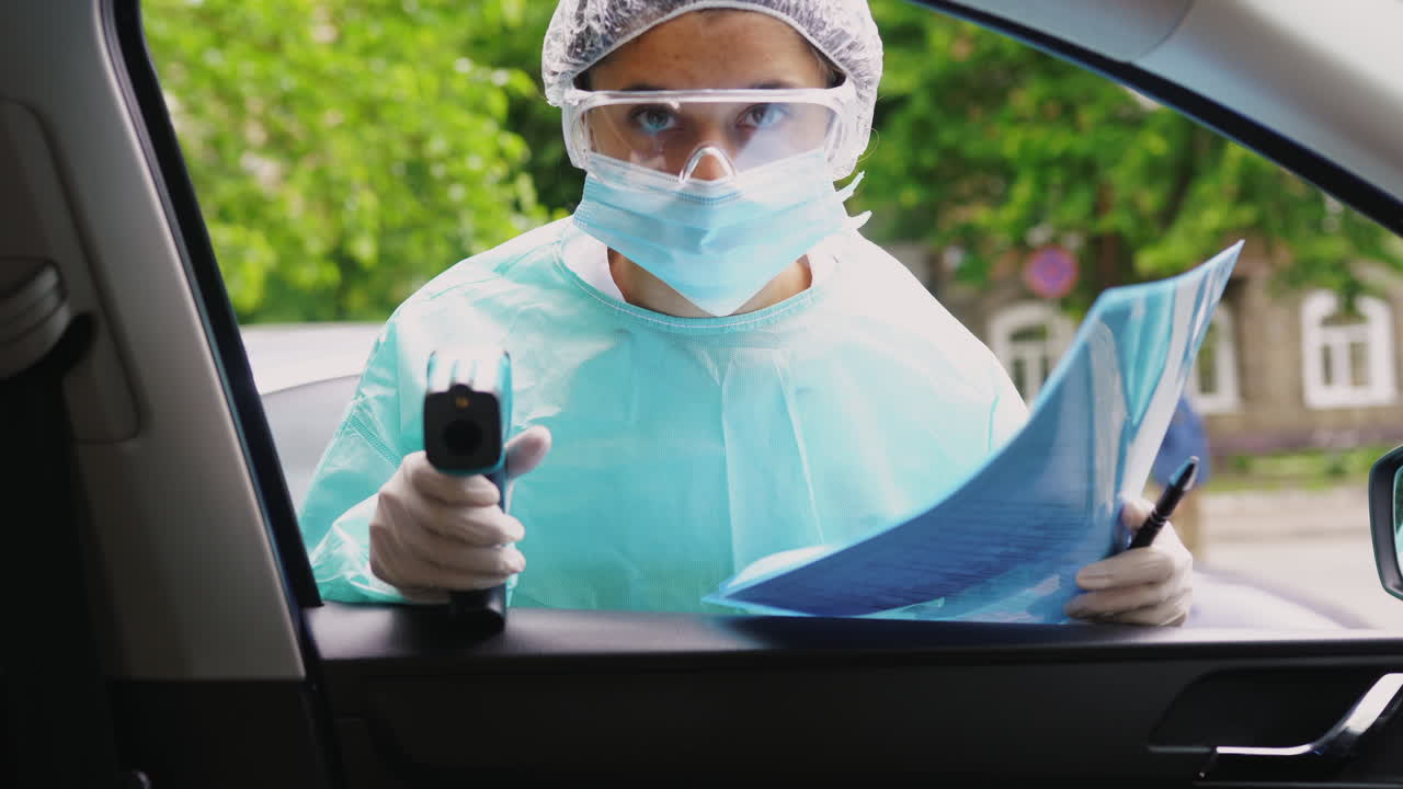 control de temperatura realizado por un profesional médico