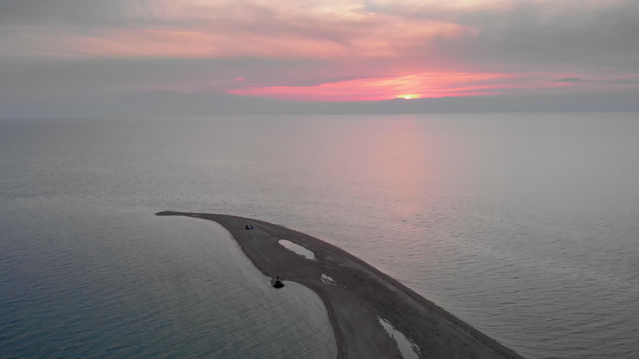 빈 해변 바다 모래 케이프 일몰 여름 그리스에 드론 비디오