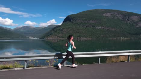 Mujer-Trotando-Al-Aire-Libre