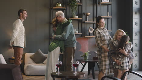 glückliche familie, die großeltern zu hause besucht