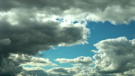 Zeitraffer-Des-Dunklen-Himmels-Mit-Wolken