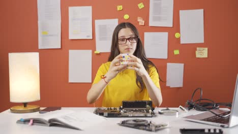 niña jugando con un cubo de inteligencia.