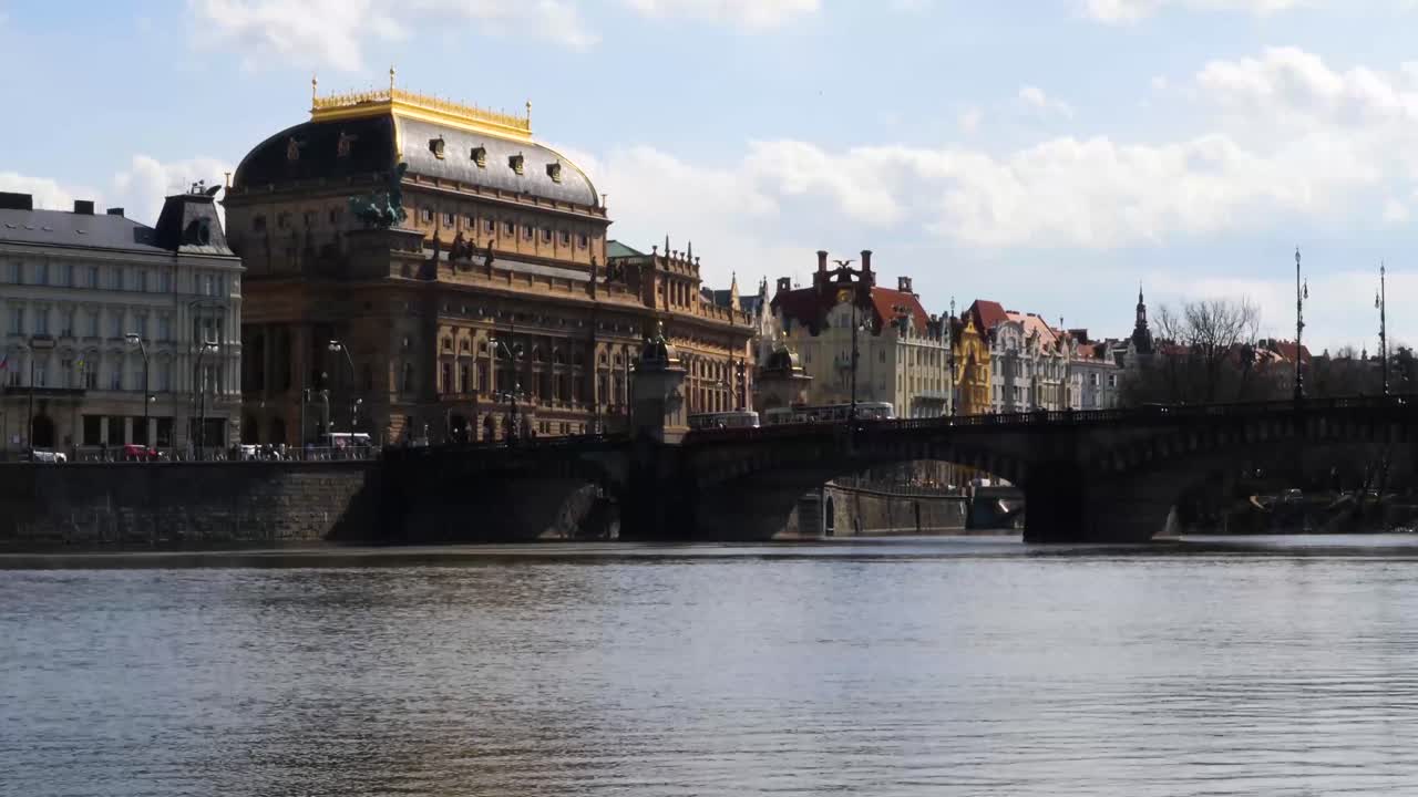 Teatro Nazionale di Praga e traffico sul ponte delle Legioni, fiume Moldava, Repubblica Ceca