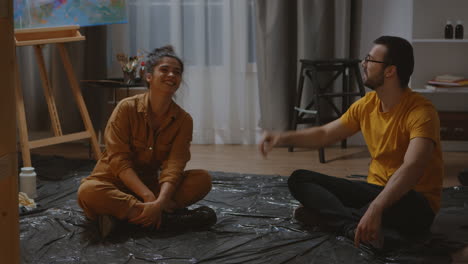 una pareja de artistas.