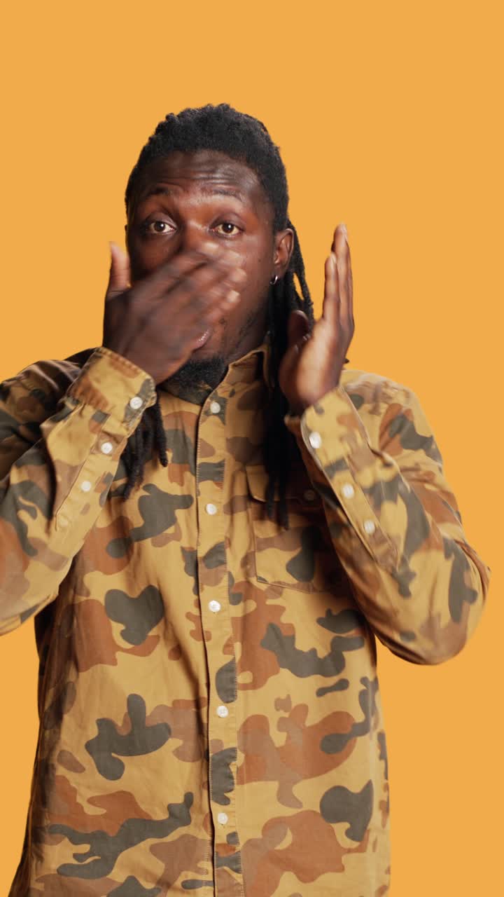 Vertikální video Afroameričan ukazuje gesto tří moudrých opic