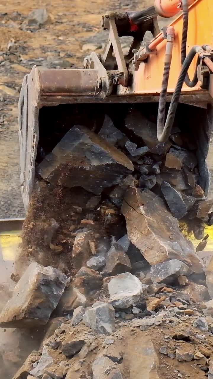 Industrimaskineri på stenbrud. Gravemaskine og maskineri ved åben mine.