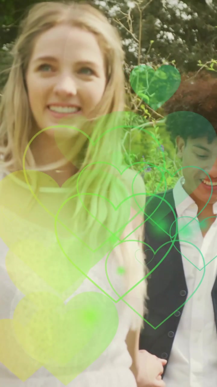 Animação de corações coloridos sobre pessoas felizes caminhando em jardim no dia do casamento