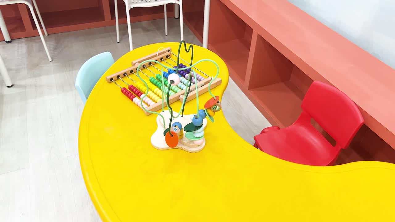 Lichte kamer met tafels en stoelen voor kinderen