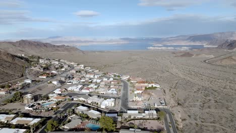 Nachbarschaft-In-Boulder-City,-Nevada-Mit-Lake-Mead-In-Der-Ferne-Und-Drohnenvideo,-Das-Sich-Nach-Unten-Bewegt