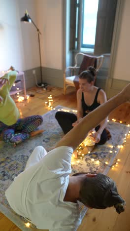 sesión de yoga familiar en el hogar