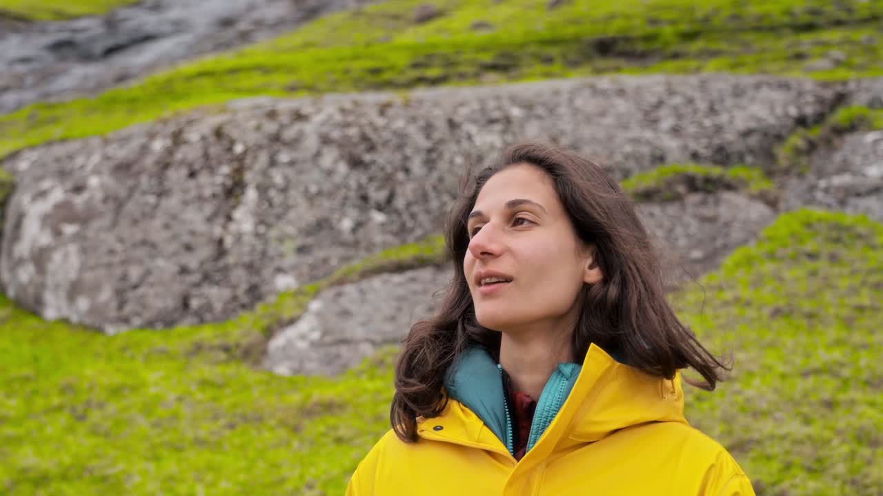 un momento sereno en saksun, islas feroe, mostrando la tranquilidad en un entorno natural