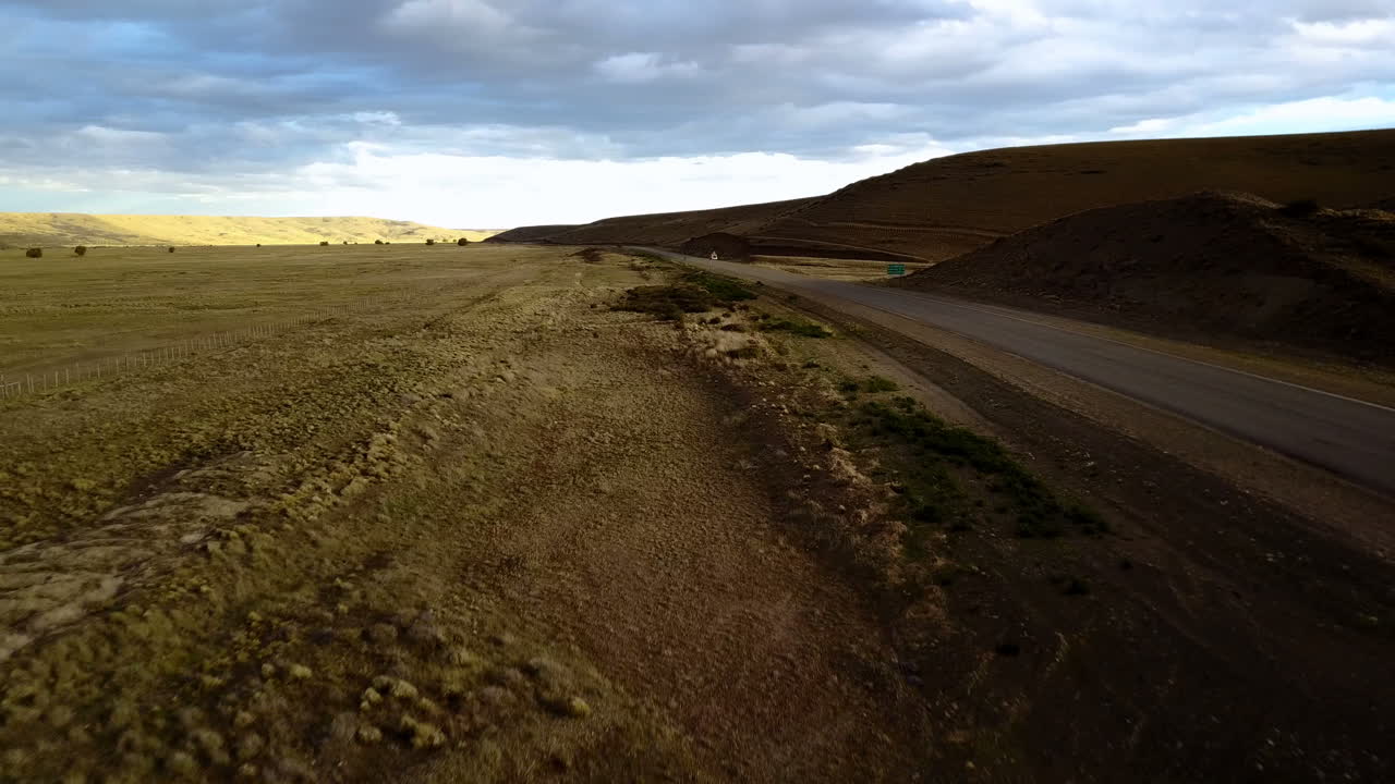 en un camino del desierto en la patagonia
