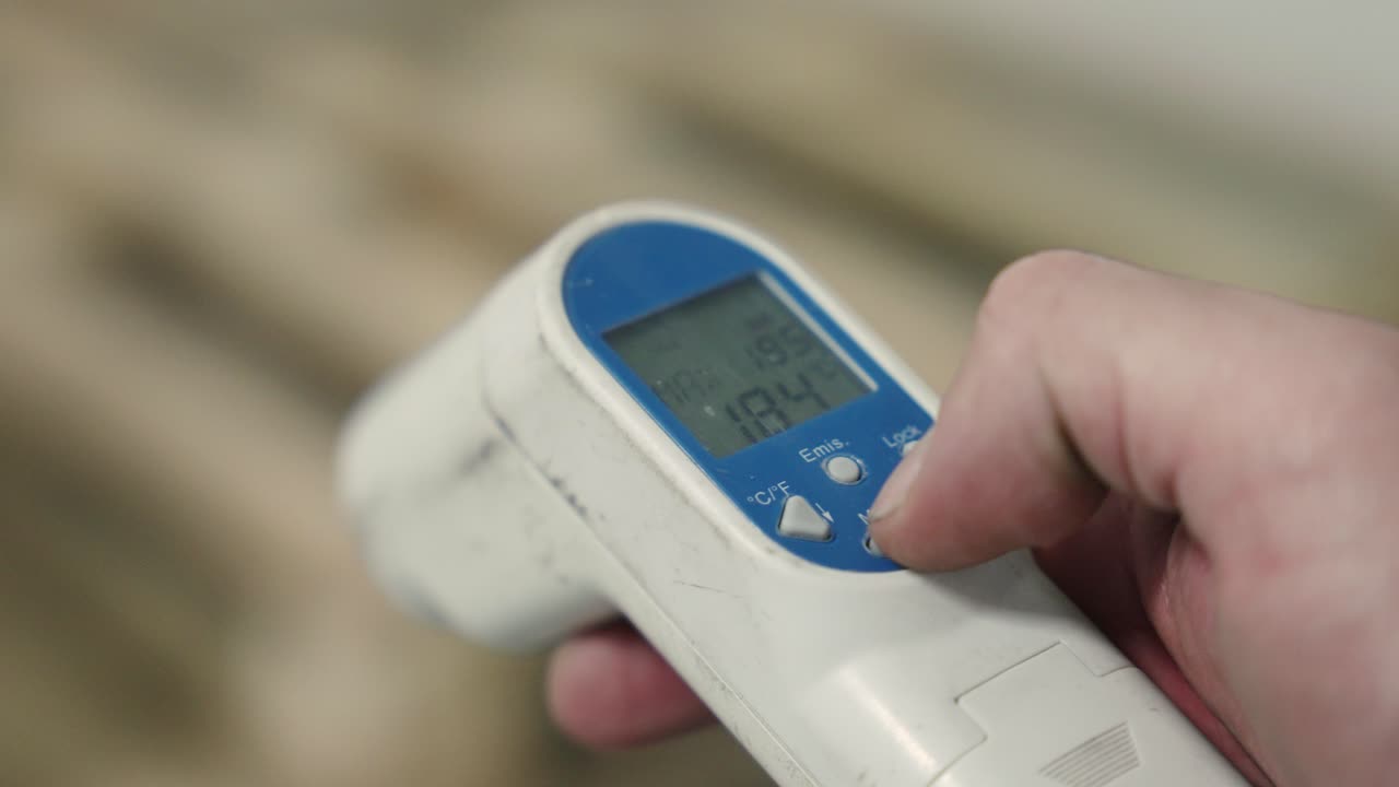 의료 온도계 또는 온도 측정 장치의 엄지 손가락 누르기 버튼