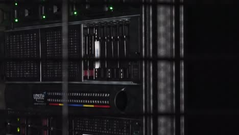 servidores de datos detrás de la red iluminada por luz blanca tenue
