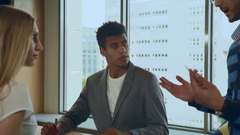 grupo de personas diversas en el proceso de trabajo. hombres y mujeres multiétnicos discutiendo temas de trabajo mientras están juntos en una habitación de oficina iluminada