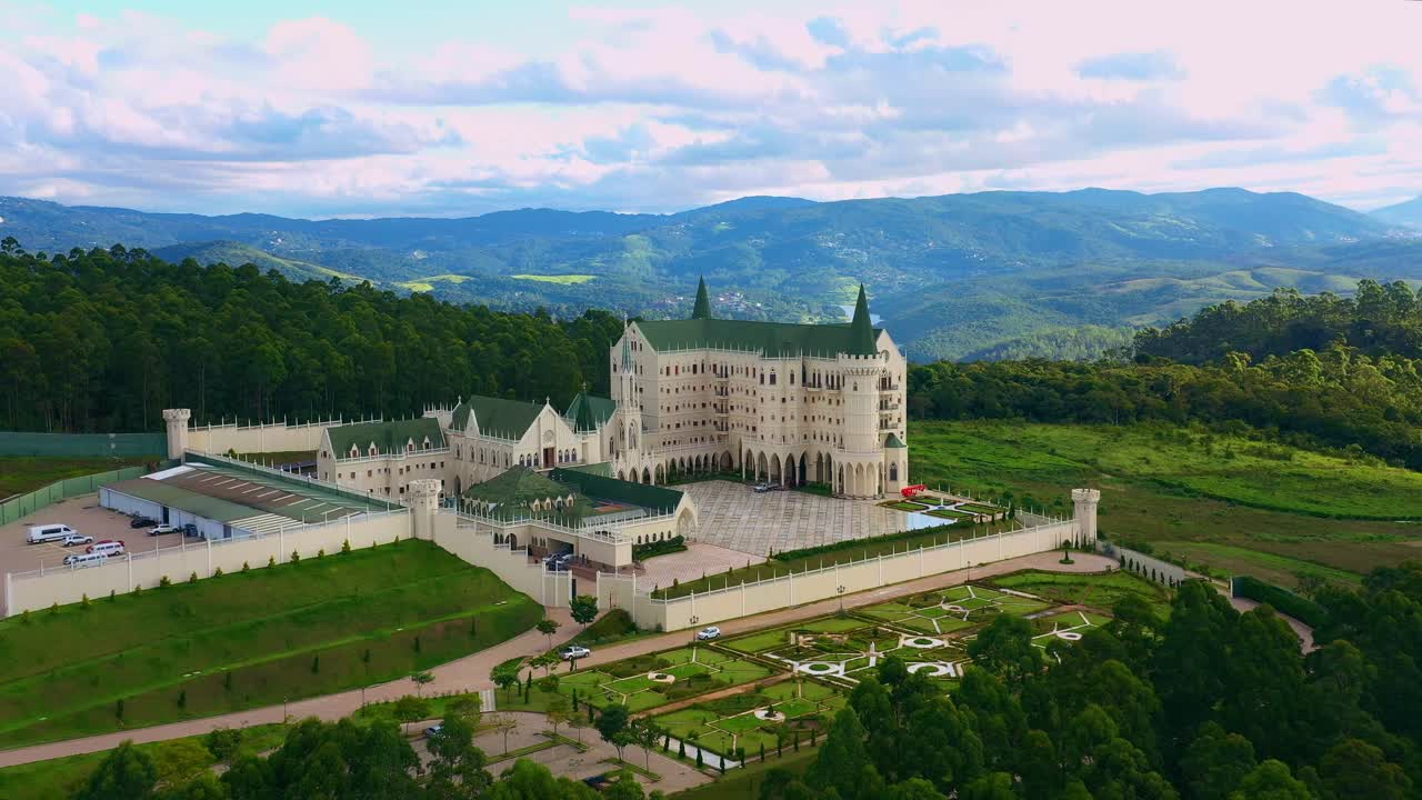 amanecer sobre un monasterio religioso rodeado de una naturaleza magnífica y montañas en el bosque sudamericano