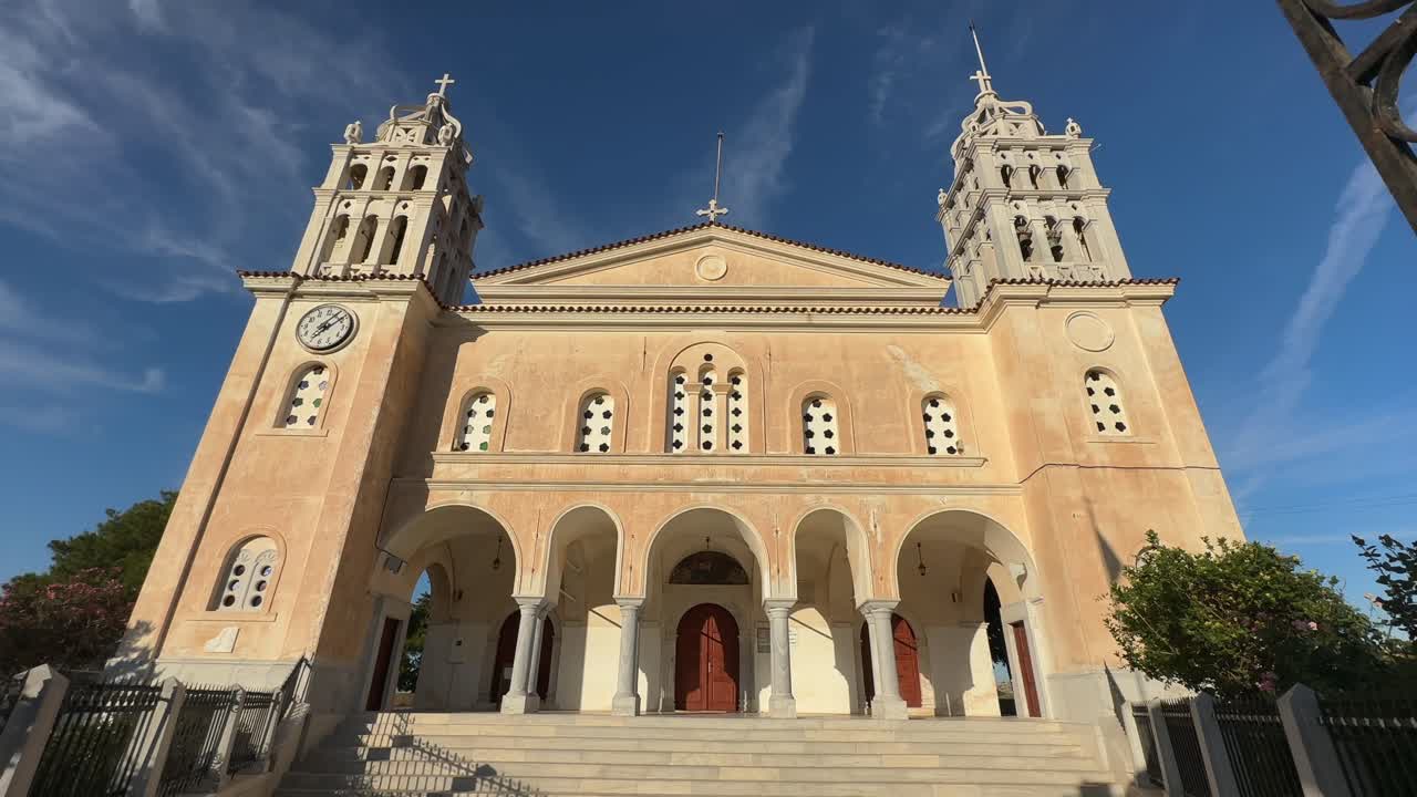 Isola di Paro, Villaggio di Lefkes, fermo immagine della Chiesa Ortodossa della Santissima Trinità di Lefkes in una giornata di sole con cielo azzurro e nuvole bianche. Splendido scenario