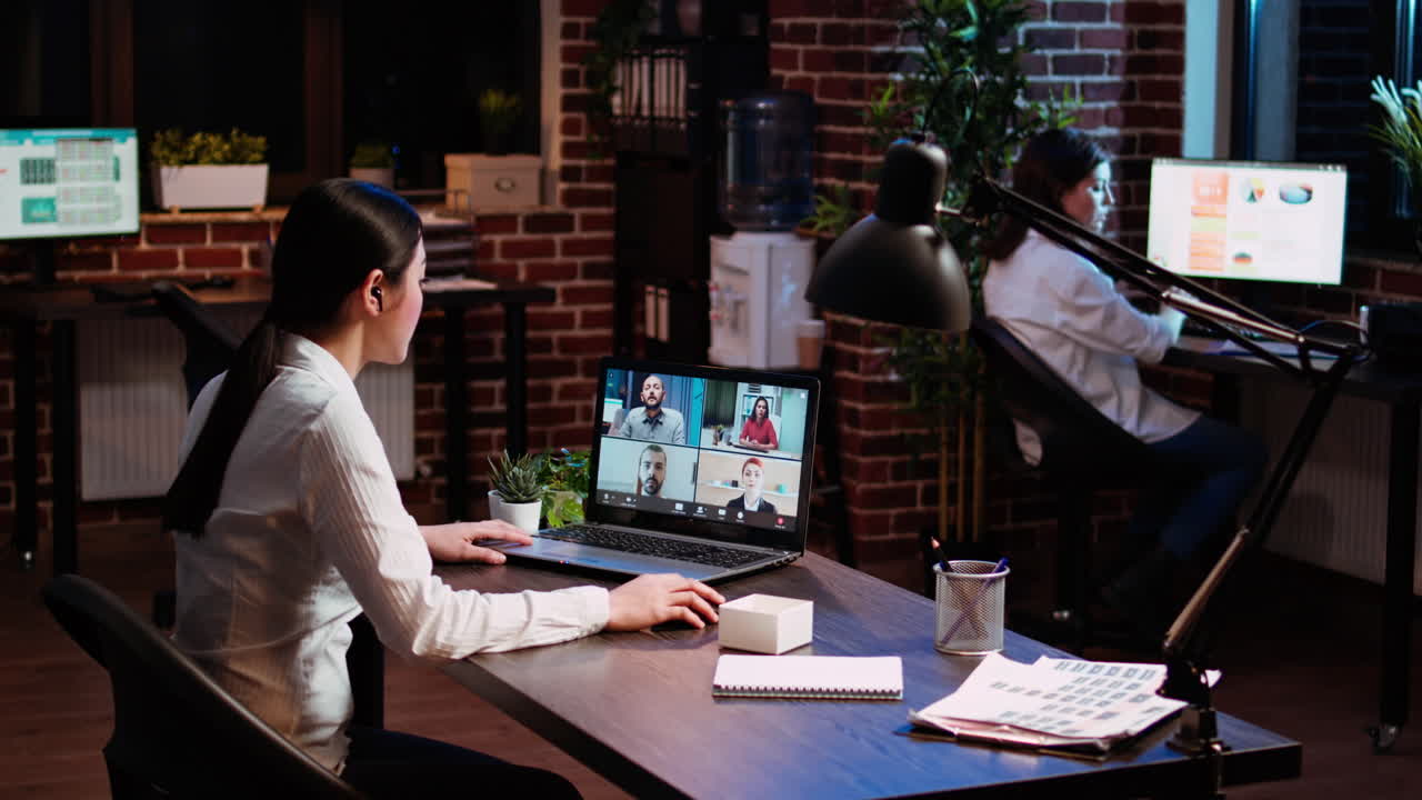 ビジネスウーマンが取締役会とビデオコール会議で話している