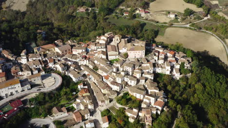 Toma-Aérea-En-órbita-De-La-Ciudad-De-Fossalto-En-La-Cima-De-Una-Colina-En-La-Región-De-Molise-En-Italia,-4k