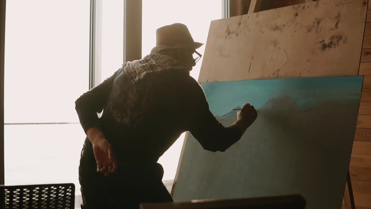 수석 예술가 가 스튜디오 에서 풍경 을 그린다