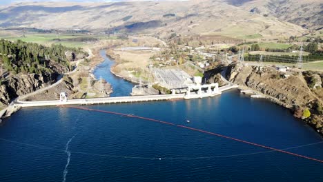 vista de la presa de roxburgh y la planta de generación de energía en el río clutha
