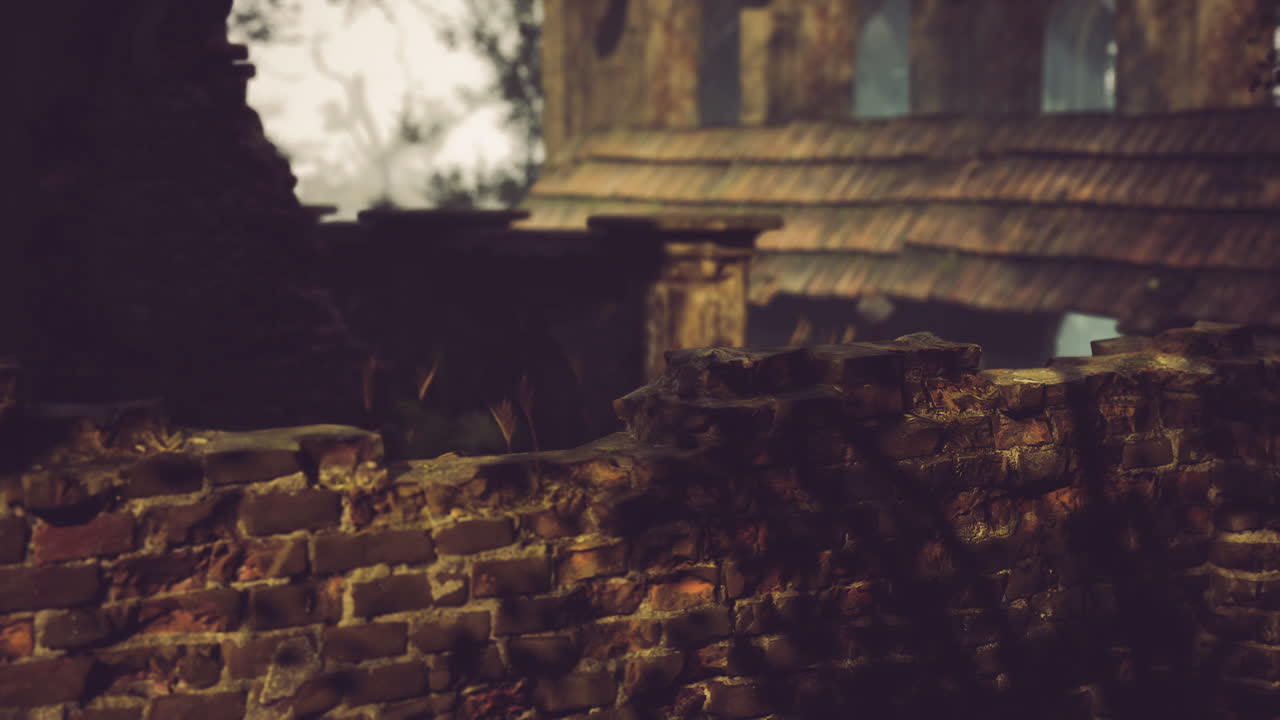 구름 인 하늘 아래 의 고대 건축물 의 폐허 된 돌 벽