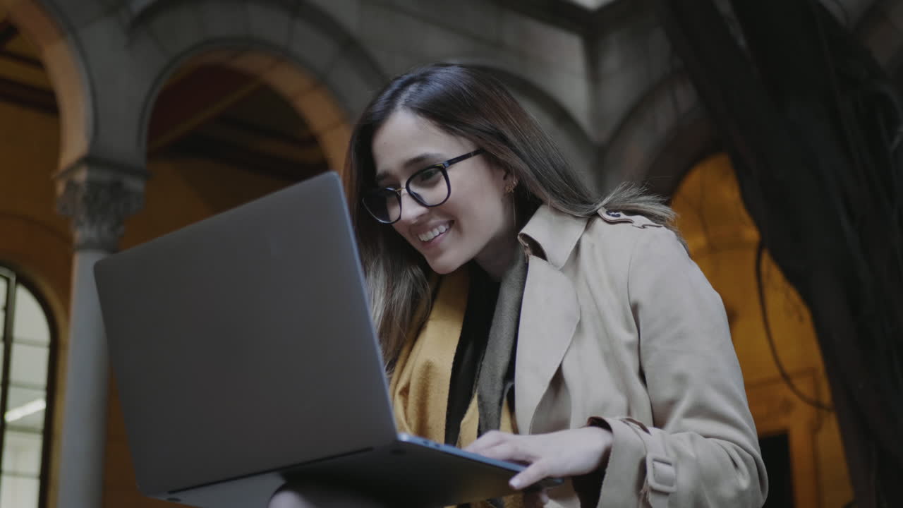 estudiante leyendo en la pantalla de la computadora portátil en la universidad